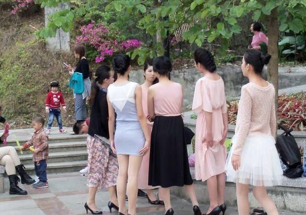 必一体育官网都说了登山时别穿裙子那些不听劝的女游客最后变成了这样(图1) 必一体育官网都说了登山时别穿裙子那些不听劝的女游客最后变成了这样(图1)