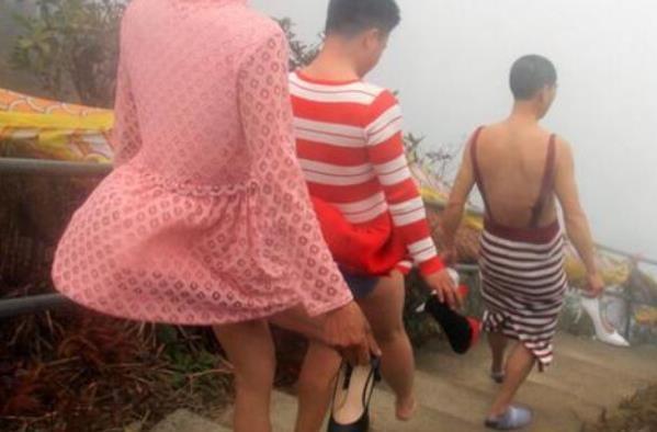 必一体育官网都说了登山时别穿裙子那些不听劝的女游客最后变成了这样(图2) 必一体育官网都说了登山时别穿裙子那些不听劝的女游客最后变成了这样(图2)