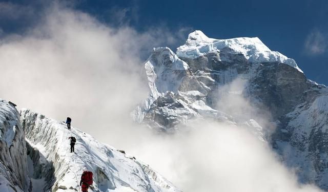 登珠峰到底必一体育平台有多难?一套装备至少10万攀登一千米就需花费6万元(图5) 登珠峰到底必一体育平台有多难?一套装备至少10万攀登一千米就需花费6万元(图5)