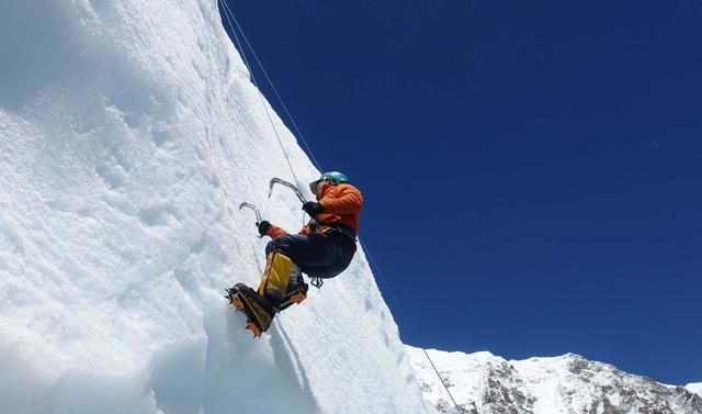 登珠峰到底必一体育平台有多难?一套装备至少10万攀登一千米就需花费6万元(图6) 登珠峰到底必一体育平台有多难?一套装备至少10万攀登一千米就需花费6万元(图6)