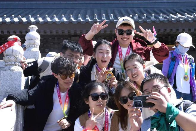 必一运动登高赏春！上春山·2024天蒙山万人踏青登山节举行(图2)