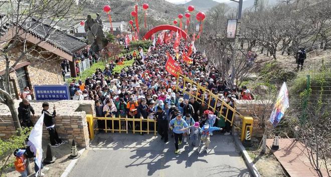 必一运动登高赏春！上春山·2024天蒙山万人踏青登山节举行