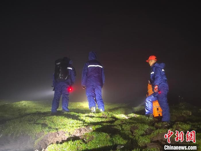 必一体育青海海东:4名“驴友”被困山中消防连夜搜救(图1) 必一体育青海海东:4名“驴友”被困山中消防连夜搜救(图1)