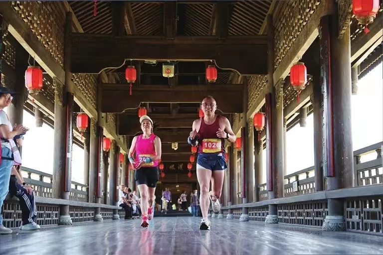 夏游记丨 山必一体育川和烟火气里的户外运动:打开商旅文体消费新空间(图2) 夏游记丨 山必一体育川和烟火气里的户外运动:打开商旅文体消费新空间(图2)