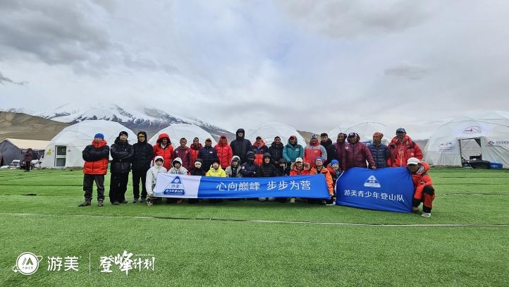7546米！中国第一支青少年登山队-游美青少年登山队登顶慕士塔格峰必一体育官网(图3)