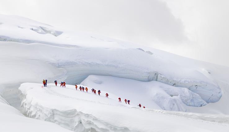 7546米！中国第一支青少年登山队-游美青少年登山队登顶慕士塔格峰必一体育官网(图4)