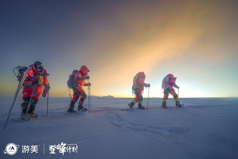 7546米！中国第一支青少年登山队-游美青少年登山队登顶慕士塔格峰必一体育官网(图5)
