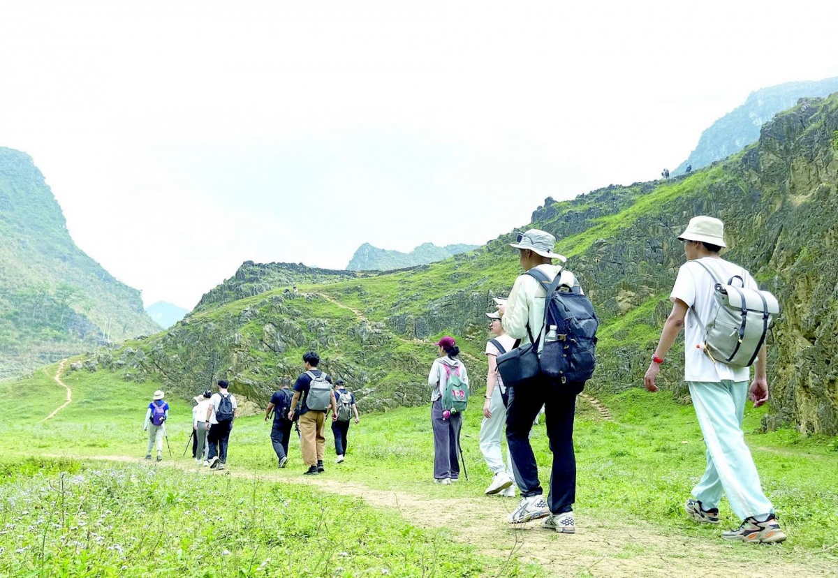 必一运动官网登山、野外徒步、水上桨板等户外运动火了 紧跟潮流也要切记安全第一(图1) 必一运动官网登山、野外徒步、水上桨板等户外运动火了 紧跟潮流也要切记安全第一(图1)