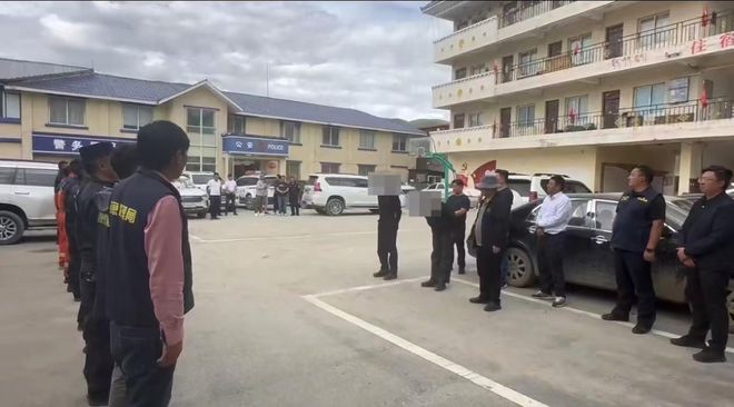 蹚冰河 爬雪山！两“00后”大学生登山被困必一运动平台公安联合多部门搜寻近24小时成功救援(图1)