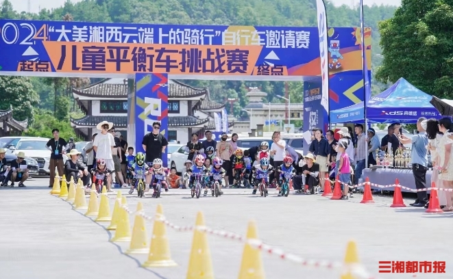 数千人徒必一体育平台步登山骑行与云海“碰撞”(图1) 数千人徒必一体育平台步登山骑行与云海“碰撞”(图1)