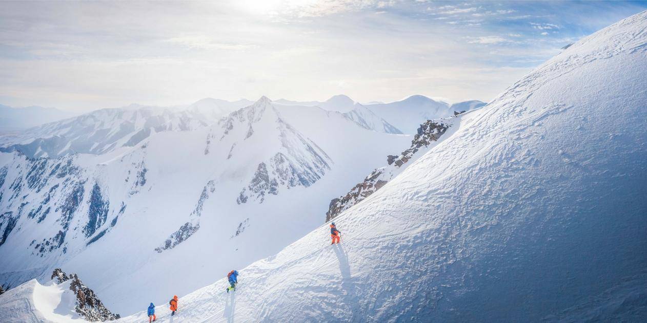 格尔木庆海西州70周年暨大学生玉珠必一运动官网峰登山培训圆满闭幕(图8) 格尔木庆海西州70周年暨大学生玉珠必一运动官网峰登山培训圆满闭幕(图8)