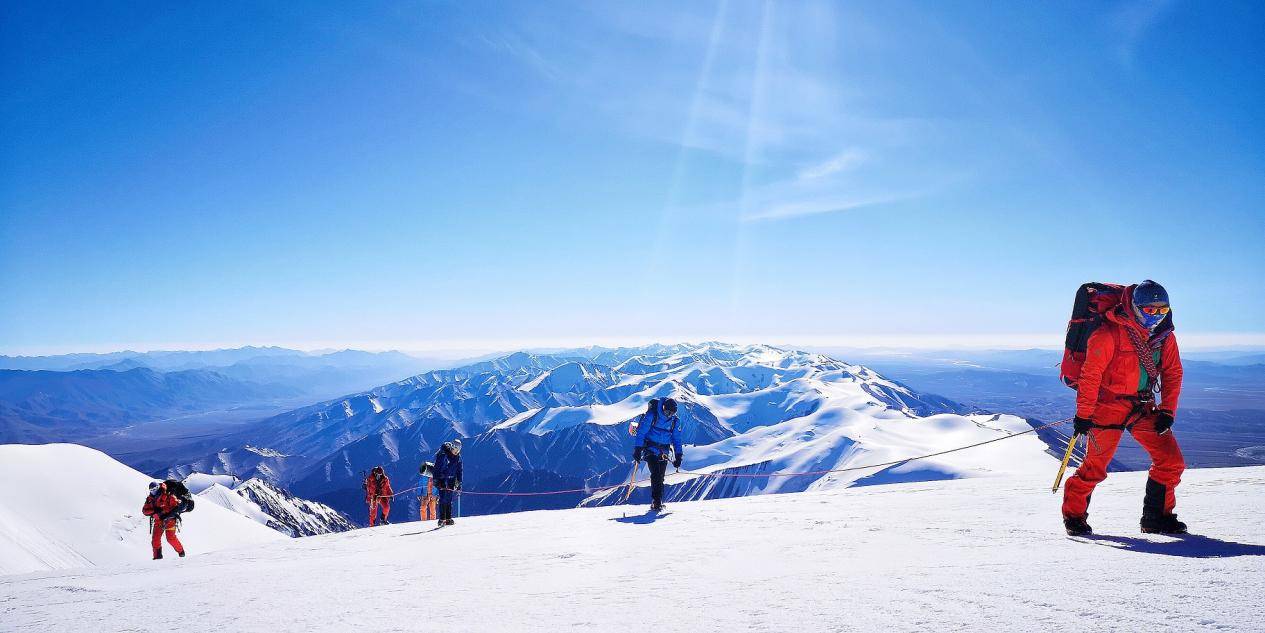 格尔木庆海西州70周年暨大学生玉珠必一运动官网峰登山培训圆满闭幕(图7) 格尔木庆海西州70周年暨大学生玉珠必一运动官网峰登山培训圆满闭幕(图7)