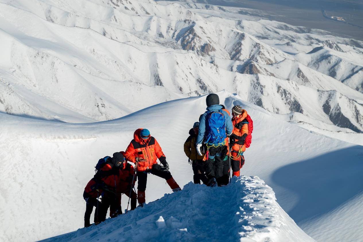格尔木庆海西州70周年暨大学生玉珠必一运动官网峰登山培训圆满闭幕(图3) 格尔木庆海西州70周年暨大学生玉珠必一运动官网峰登山培训圆满闭幕(图3)