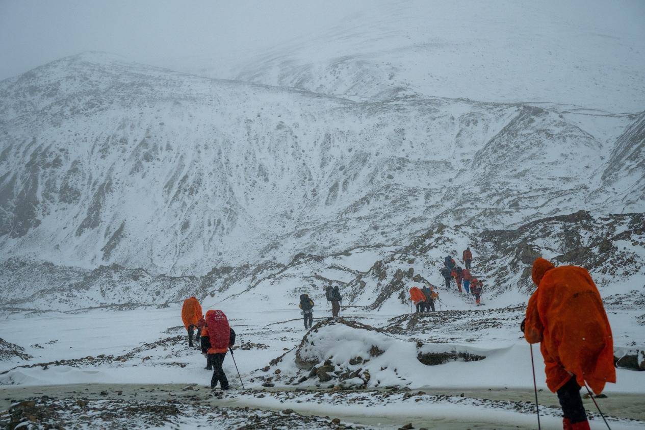 格尔木庆海西州70周年暨大学生玉珠必一运动官网峰登山培训圆满闭幕(图6) 格尔木庆海西州70周年暨大学生玉珠必一运动官网峰登山培训圆满闭幕(图6)