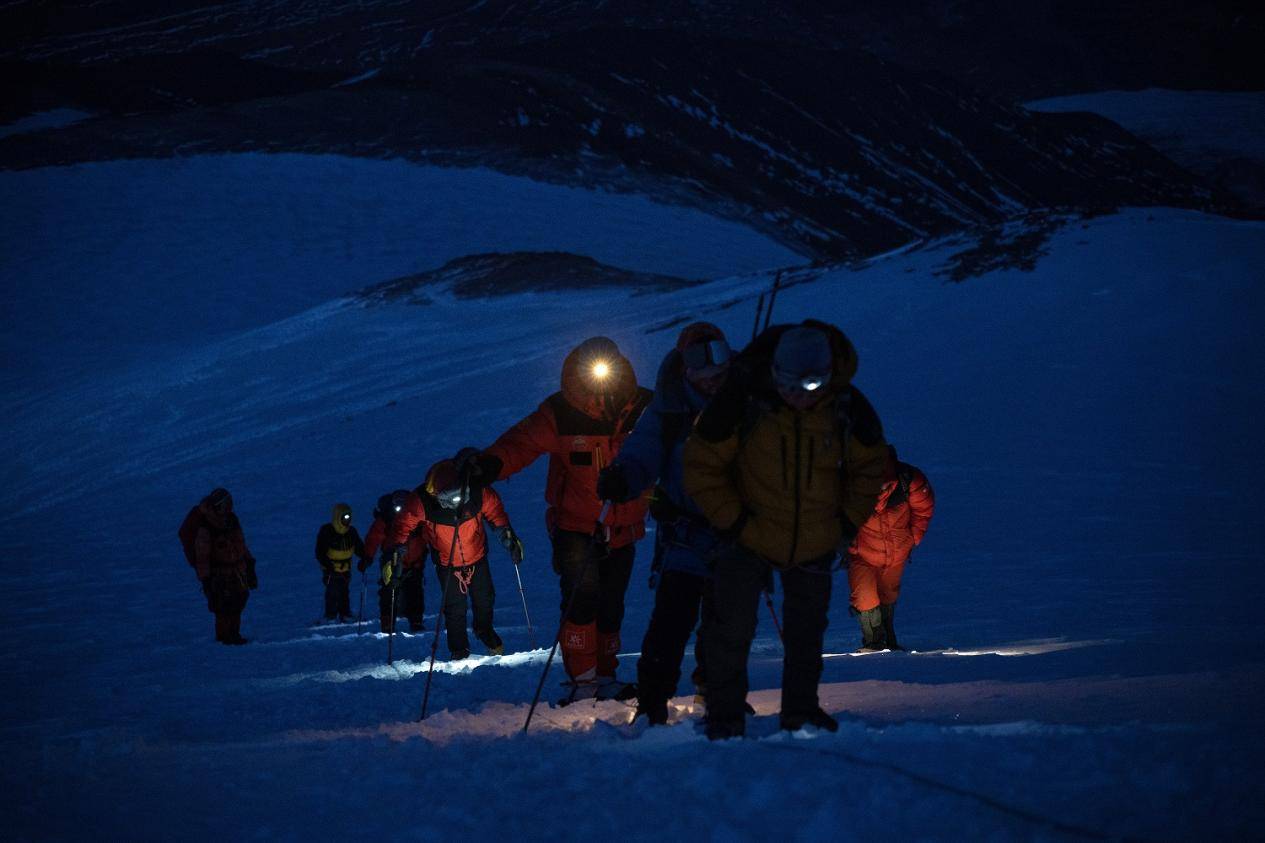 格尔木庆海西州70周年暨大学生玉珠必一运动官网峰登山培训圆满闭幕(图4) 格尔木庆海西州70周年暨大学生玉珠必一运动官网峰登山培训圆满闭幕(图4)