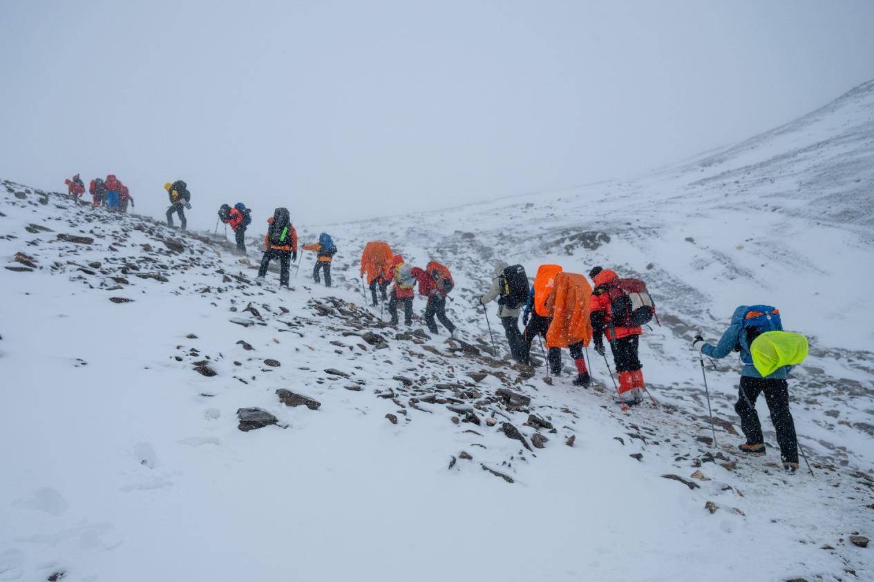 格尔木庆海西州70周年暨大学生玉珠必一运动官网峰登山培训圆满闭幕(图5) 格尔木庆海西州70周年暨大学生玉珠必一运动官网峰登山培训圆满闭幕(图5)