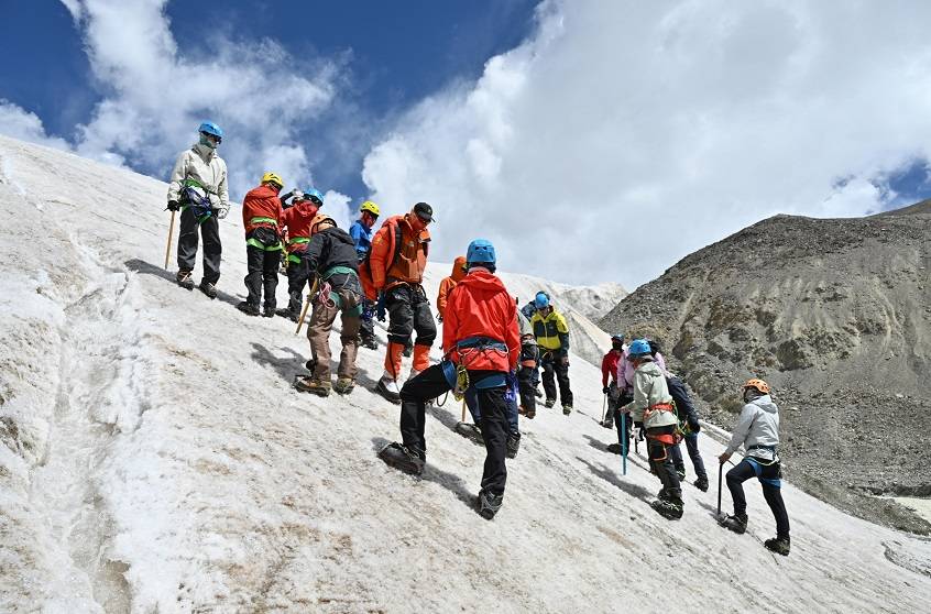格尔木庆海西州70周年暨大学生玉珠必一运动官网峰登山培训圆满闭幕(图9) 格尔木庆海西州70周年暨大学生玉珠必一运动官网峰登山培训圆满闭幕(图9)