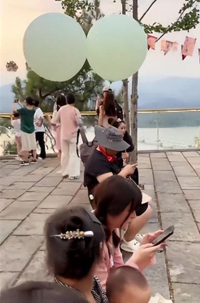 必一体育官网女子靠气球解锁轻松爬山新方式网友：新商机好省力买买买！(图6)