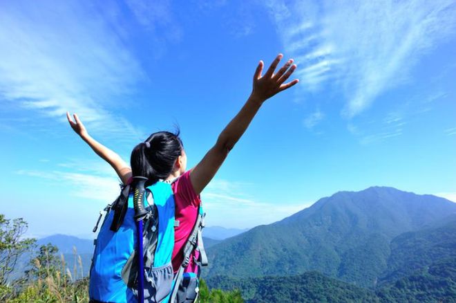 必一体育官网女子靠气球解锁轻松爬山新方式网友：新商机好省力买买买！(图7)