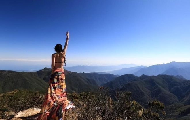 必一体育官网女子靠气球解锁轻松爬山新方式网友：新商机好省力买买买！(图10)