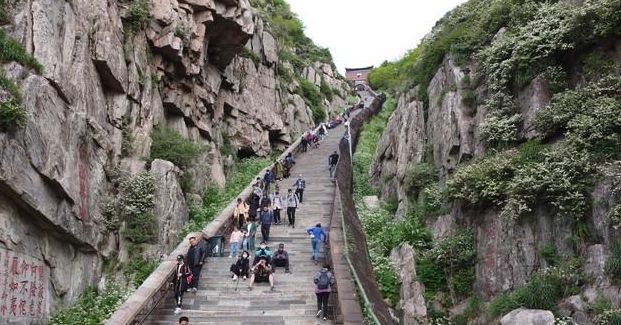 必一体育官网女子靠气球解锁轻松爬山新方式网友：新商机好省力买买买！(图13)