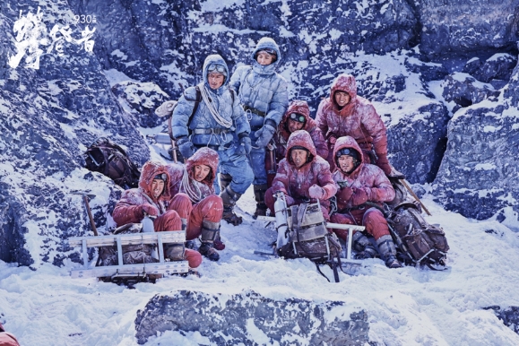 必一体育中国登山队登顶珠峰59周年 《攀登者》发布致敬版海报(图5)