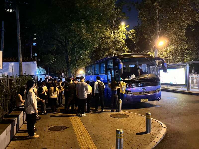 夜爬灵山封闭景区竟成网红打卡地？记者调查必一运动官网(图4)