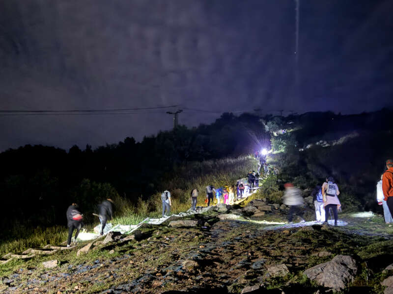 夜爬灵山封闭景区竟成网红打卡地？记者调查必一运动官网(图5)