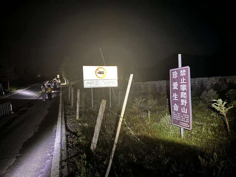 夜爬灵山封闭景区竟成网红打卡地？记者调查必一运动官网(图6)