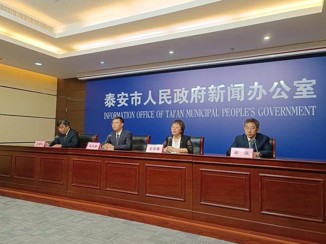 必一体育平台答记者问2024泰山登山节起跑仪式万人共同跳操、合唱(图1) 必一体育平台答记者问2024泰山登山节起跑仪式万人共同跳操、合唱(图1)