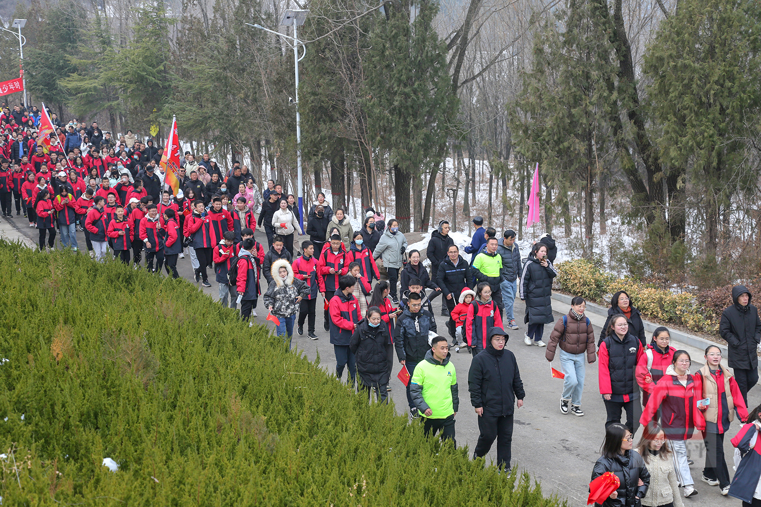必一运动我市举行2024年“新年登高步步高”全民健身活动(图3) 必一运动我市举行2024年“新年登高步步高”全民健身活动(图3)