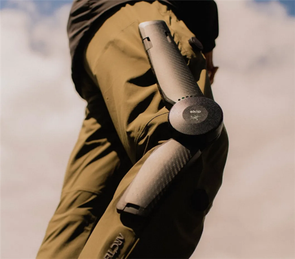 必一体育始祖鸟推出3万元外骨骼登山裤：可帮使用者减重14公斤(图2)