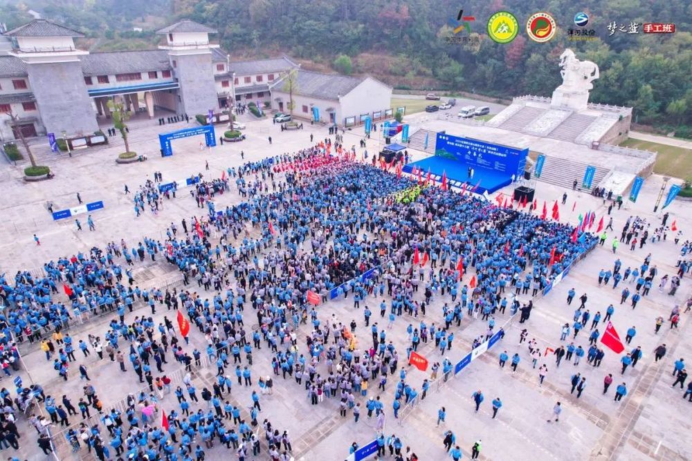 必一运动平台游黄陂 寻秋韵 木兰登山节“燃”动全城(图4) 必一运动平台游黄陂 寻秋韵 木兰登山节“燃”动全城(图4)