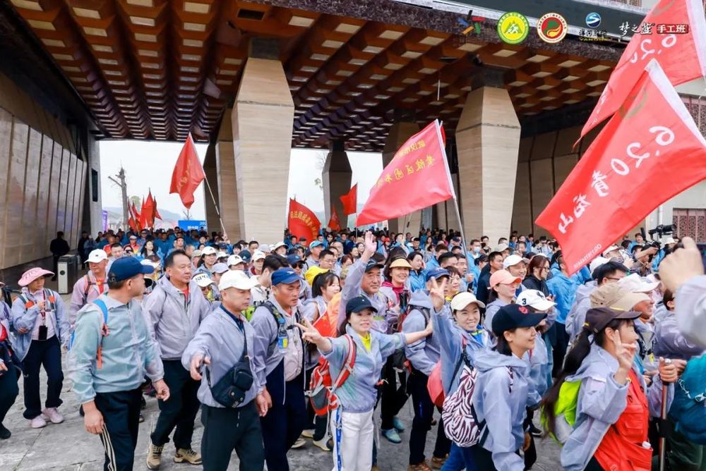 必一运动平台游黄陂 寻秋韵 木兰登山节“燃”动全城(图2) 必一运动平台游黄陂 寻秋韵 木兰登山节“燃”动全城(图2)