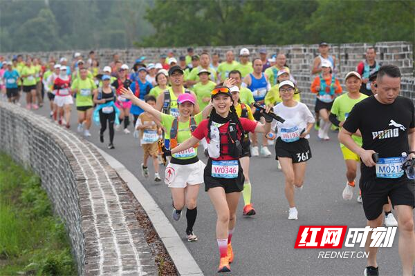 必一运动平台千余人挑战自我!2024巅峰湖南首站在八面山启航(图2) 必一运动平台千余人挑战自我!2024巅峰湖南首站在八面山启航(图2)