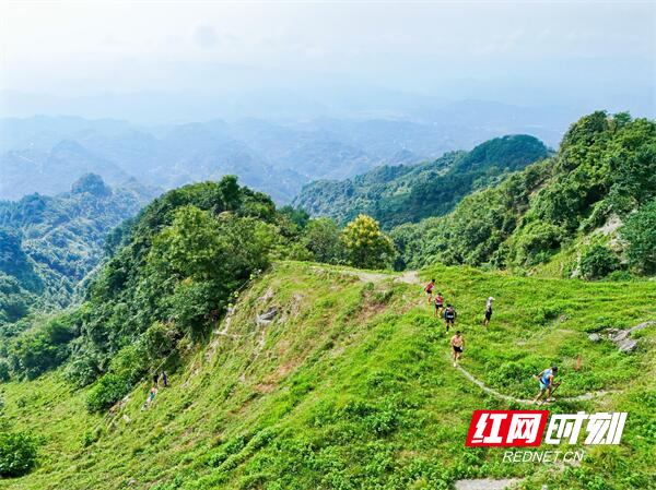 必一运动平台千余人挑战自我!2024巅峰湖南首站在八面山启航(图3) 必一运动平台千余人挑战自我!2024巅峰湖南首站在八面山启航(图3)