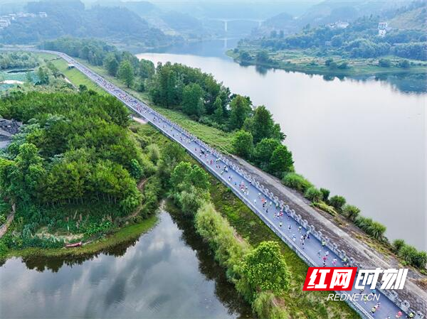 必一运动平台千余人挑战自我!2024巅峰湖南首站在八面山启航(图4) 必一运动平台千余人挑战自我!2024巅峰湖南首站在八面山启航(图4)