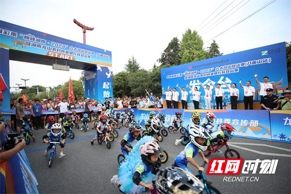 必一运动平台千余人挑战自我!2024巅峰湖南首站在八面山启航(图8) 必一运动平台千余人挑战自我!2024巅峰湖南首站在八面山启航(图8)