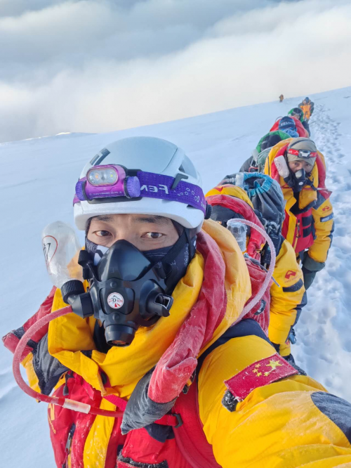 国货户外品牌再攀世界高峰——拓路者登山队成功登顶珠峰和必一运动马纳斯鲁峰(图3)