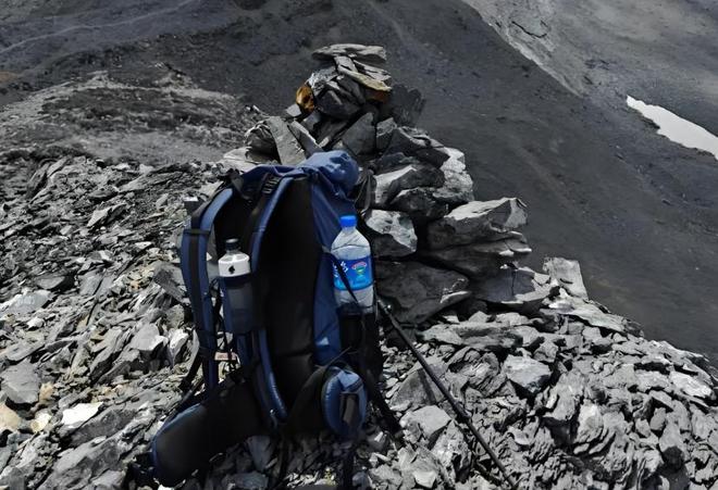 25岁男子在登山时冻死父母直言:不收尸就让她留在雪山吧(图3) 25岁男子在登山时冻死父母直言:不收尸就让她留在雪山吧(图3)