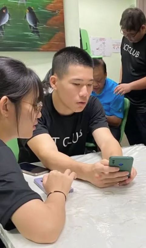 徒步165公里纪念亲人、筹$2000抗癌善款新加坡少年壮举感动全岛(图2)