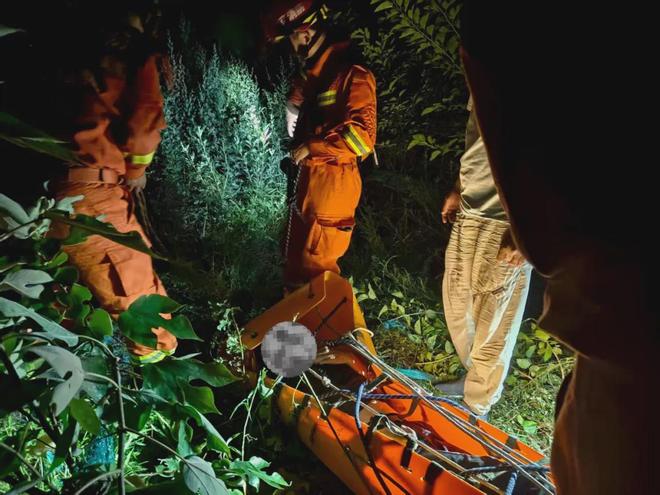 六旬老人登山突发脑梗门头沟消防将其安全转运下山(图2)