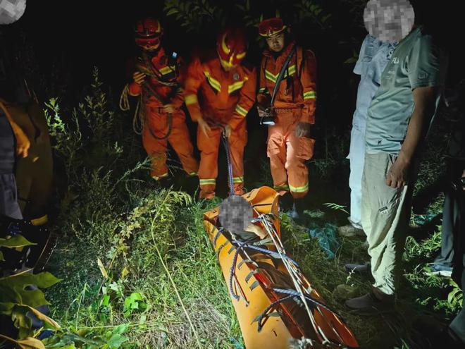 六旬老人登山突发脑梗门头沟消防将其安全转运下山(图1)