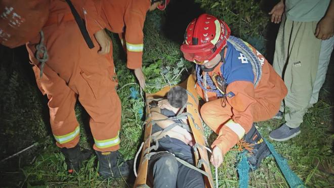 六旬老人登山突发脑梗门头沟消防将其安全转运下山(图3)