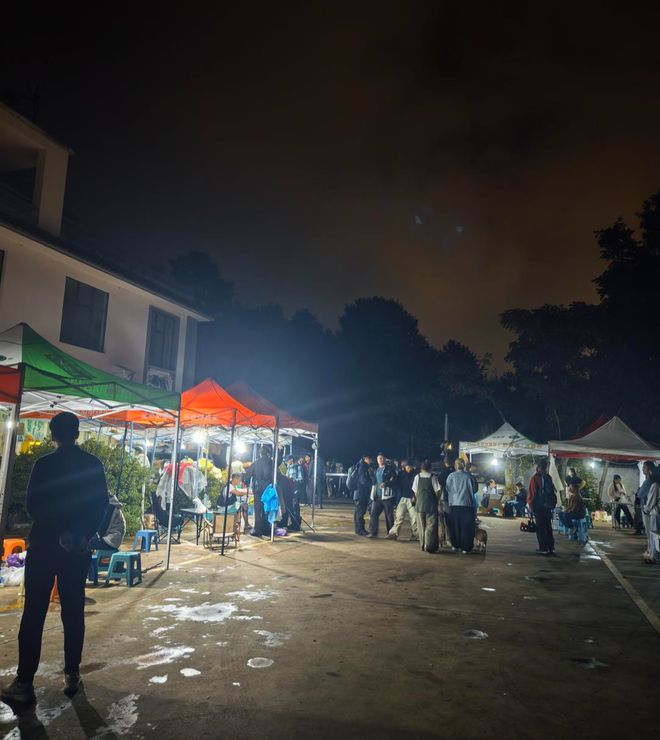 8岁男孩在大理苍山失踪近3日深夜仍在搜寻 救援人员:将排成线往下找孩子往上走概率不大(图1) 8岁男孩在大理苍山失踪近3日深夜仍在搜寻 救援人员:将排成线往下找孩子往上走概率不大(图1)