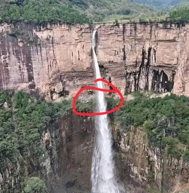 19人徒步团被困百米高悬崖1人不幸遇难!(图2) 19人徒步团被困百米高悬崖1人不幸遇难!(图2)