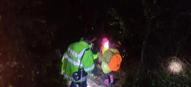 19人徒步团被困百米高悬崖1人不幸遇难!(图1) 19人徒步团被困百米高悬崖1人不幸遇难!(图1)