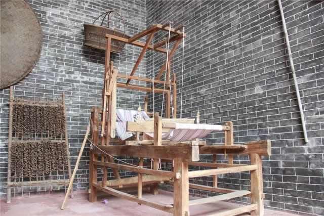 黄山旅行社推荐黄山一日游最佳路线导游领游客去丝绸专卖(图3) 黄山旅行社推荐黄山一日游最佳路线导游领游客去丝绸专卖(图3)