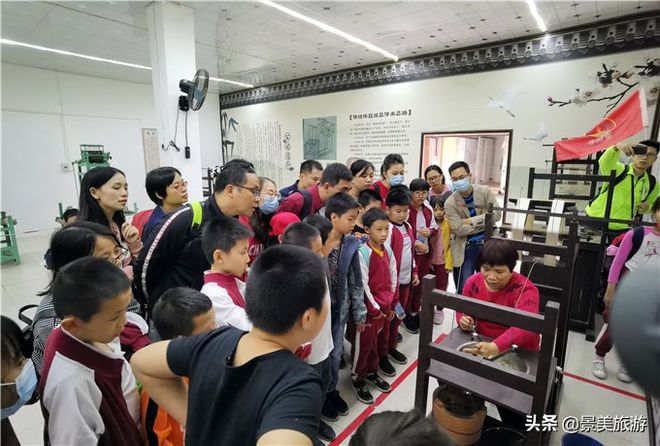 黄山旅行社推荐黄山一日游最佳路线导游领游客去丝绸专卖(图7) 黄山旅行社推荐黄山一日游最佳路线导游领游客去丝绸专卖(图7)