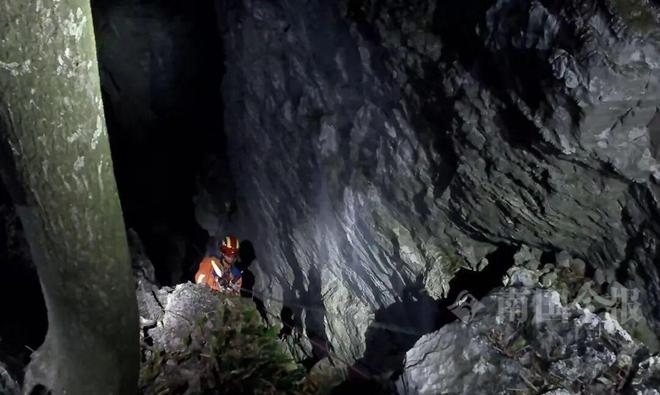 意外发生！柳州两男子爬“野生网红”山崖一人不慎坠崖！同伴施救也被困(图2)